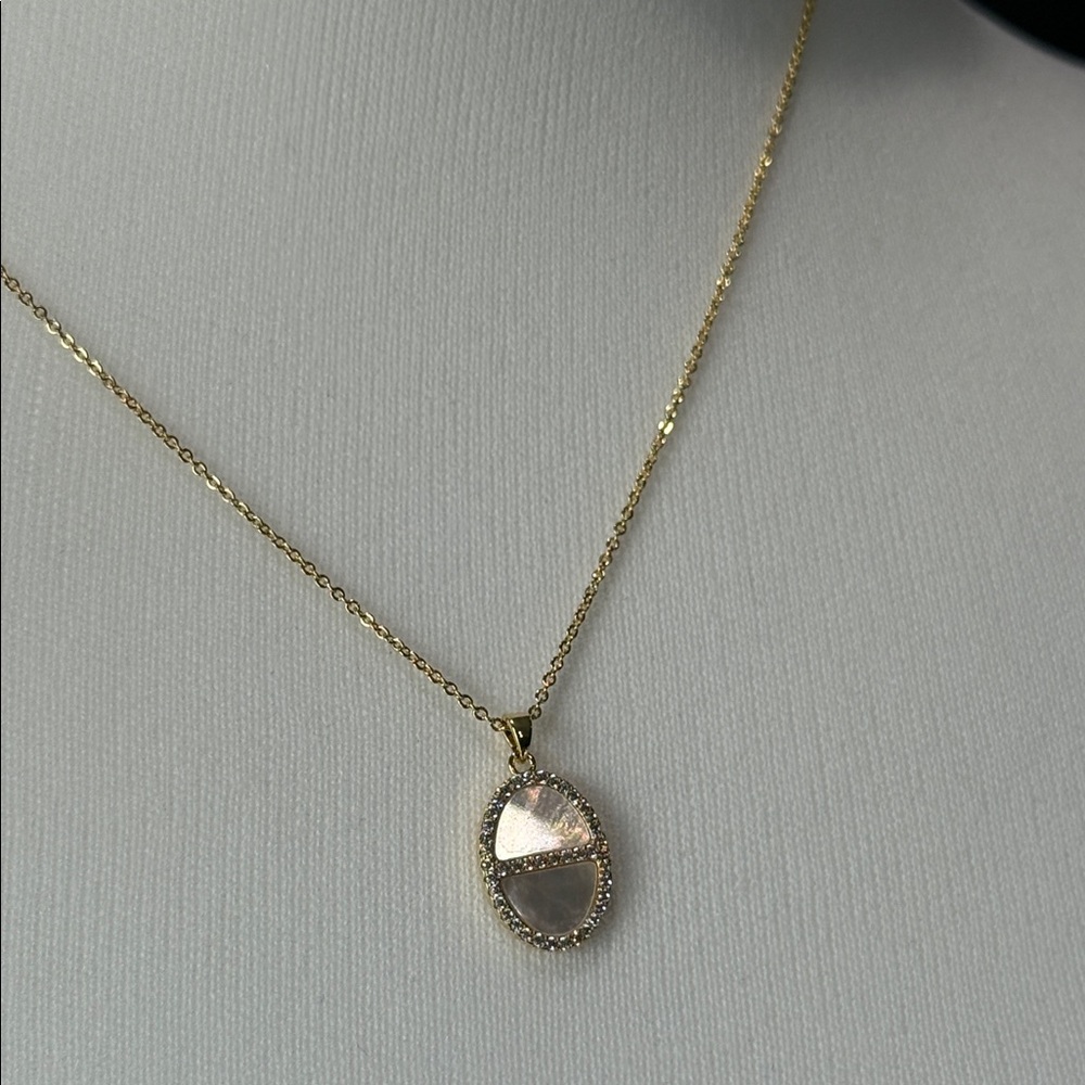 Chic Gold Pendant Necklace